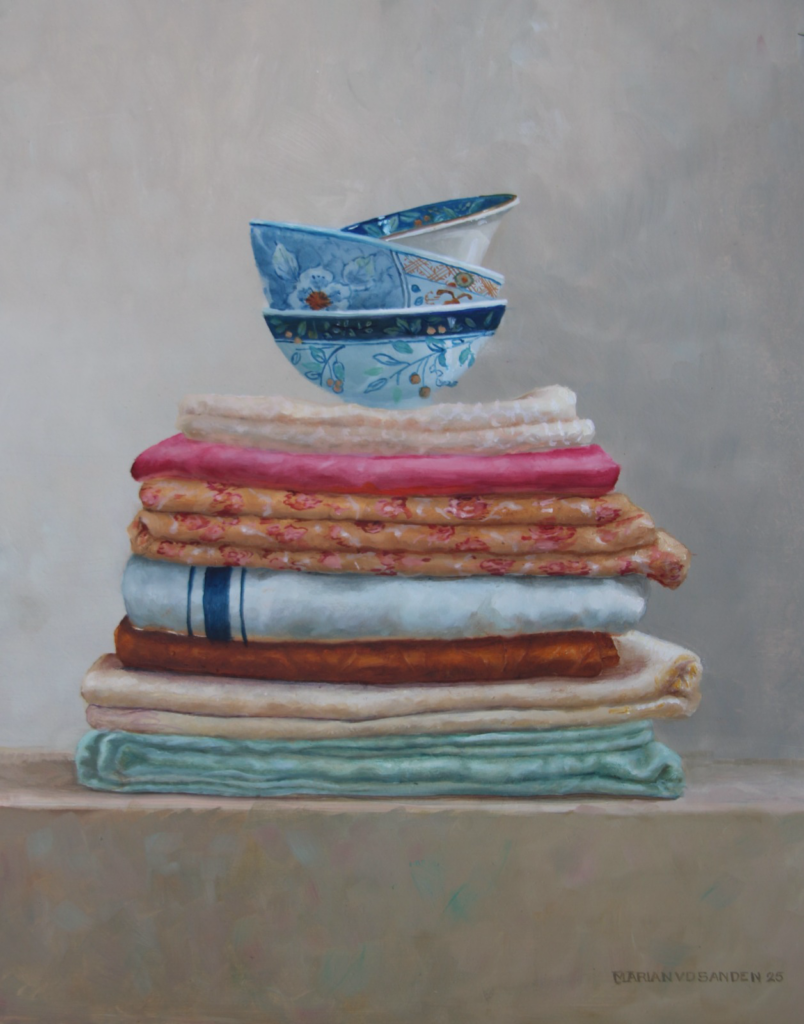 Marian van der Sanden - 'Doeken met schaaltje - olieverf - 40 x 50 cm
