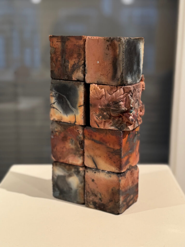 Jan Meijer - 'Hij is een beetje anders maar dat mag, toch?' - keramiek - saggar gestookt - 25 cm hoog