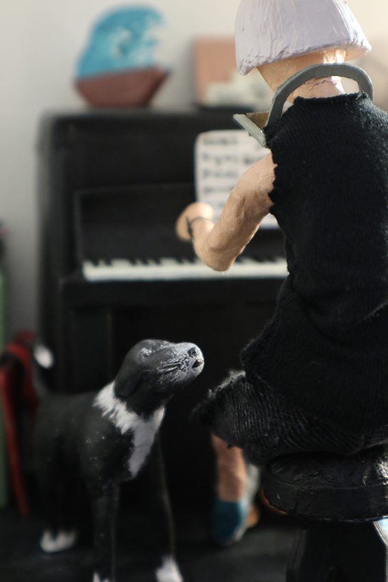 Lieve_van_Gestel_7.-Poster-voor-Mijn-Hond-Max-project.-De-poster-laat-een-moment-zien-waar-Lieve-piano-en-mondharmonica-speelt-terwijl-Max-meezingt.-Deel-van-Mijn-Hond-Max-project