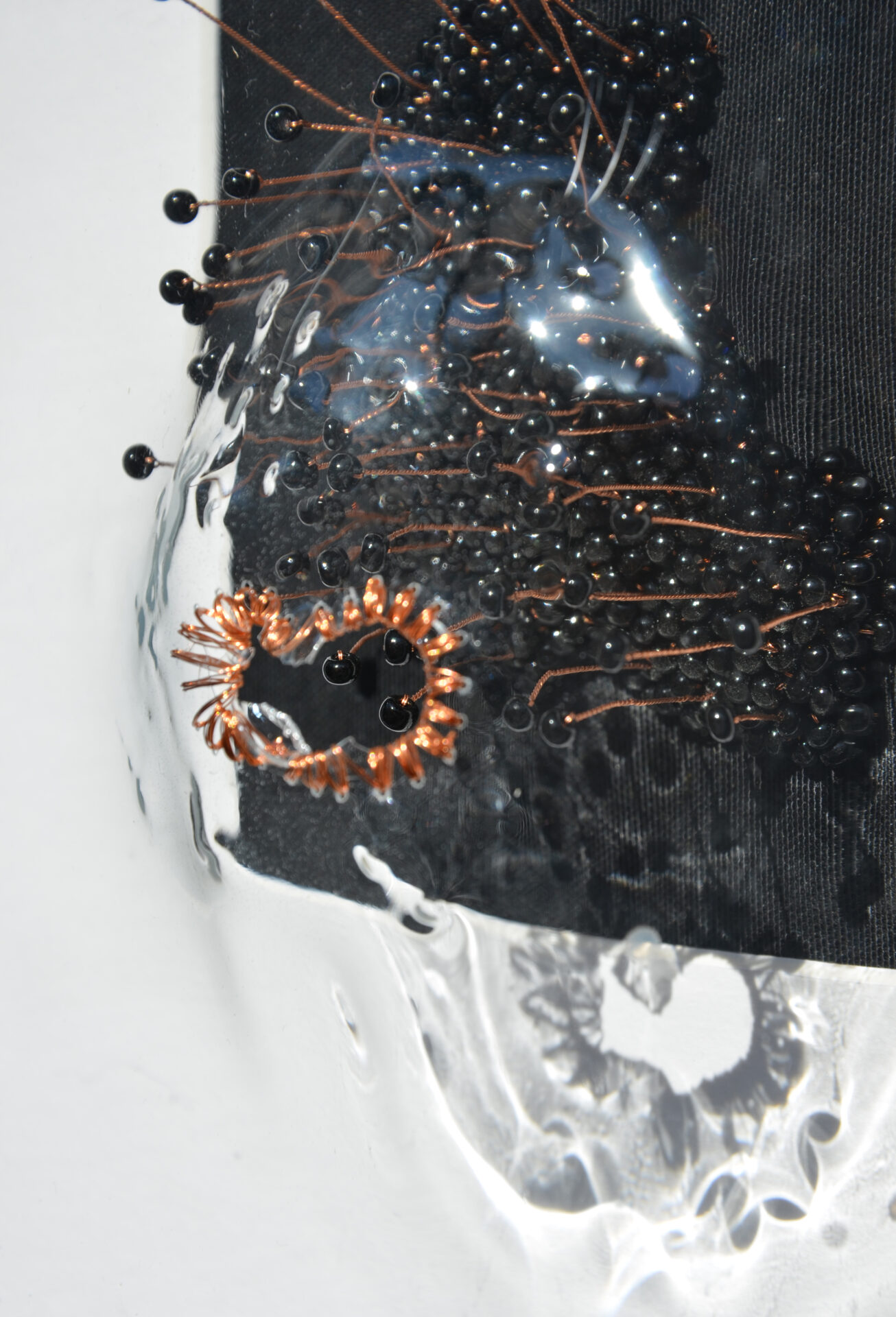 Floor Anne de With - 'Intuirals 1.0' - object 2024 - Embroidery object frame intuitive corals