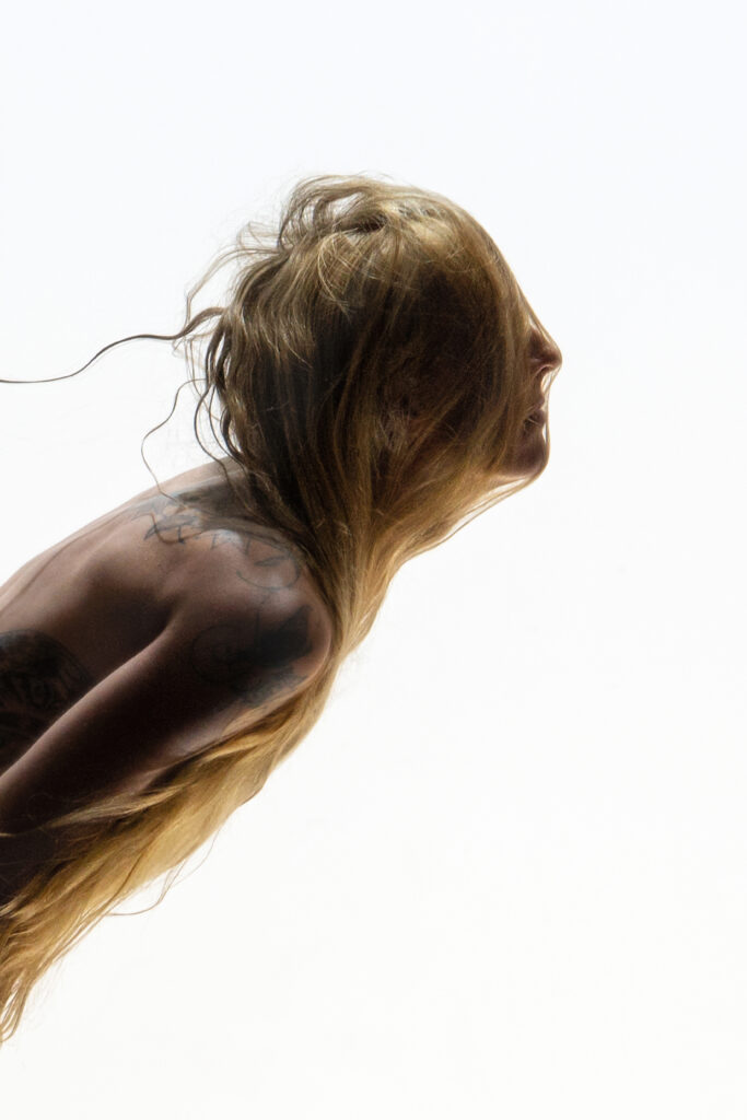 Monique Tjallema - 'Hold me' - Fine Art portretfotografie - 40 x 60 cm