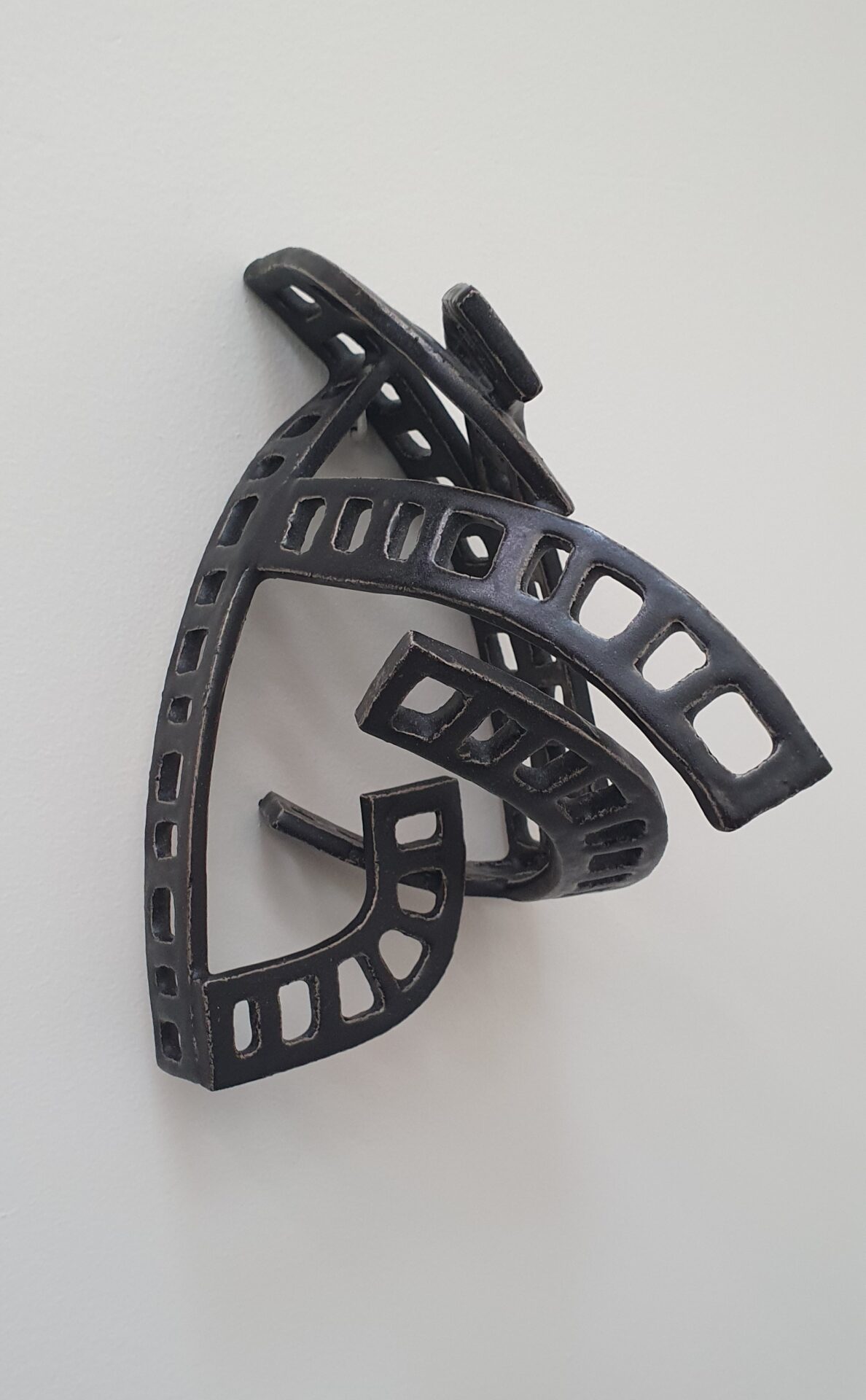 Saskia den Haan - 'Ladder(s)zat' - aardewerk met matzwart glazuur, 22 x 13 x 18 cm