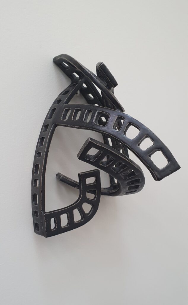 Saskia den Haan - 'Ladder(s)zat' - aardewerk met matzwart glazuur, 22 x 13 x 18 cm