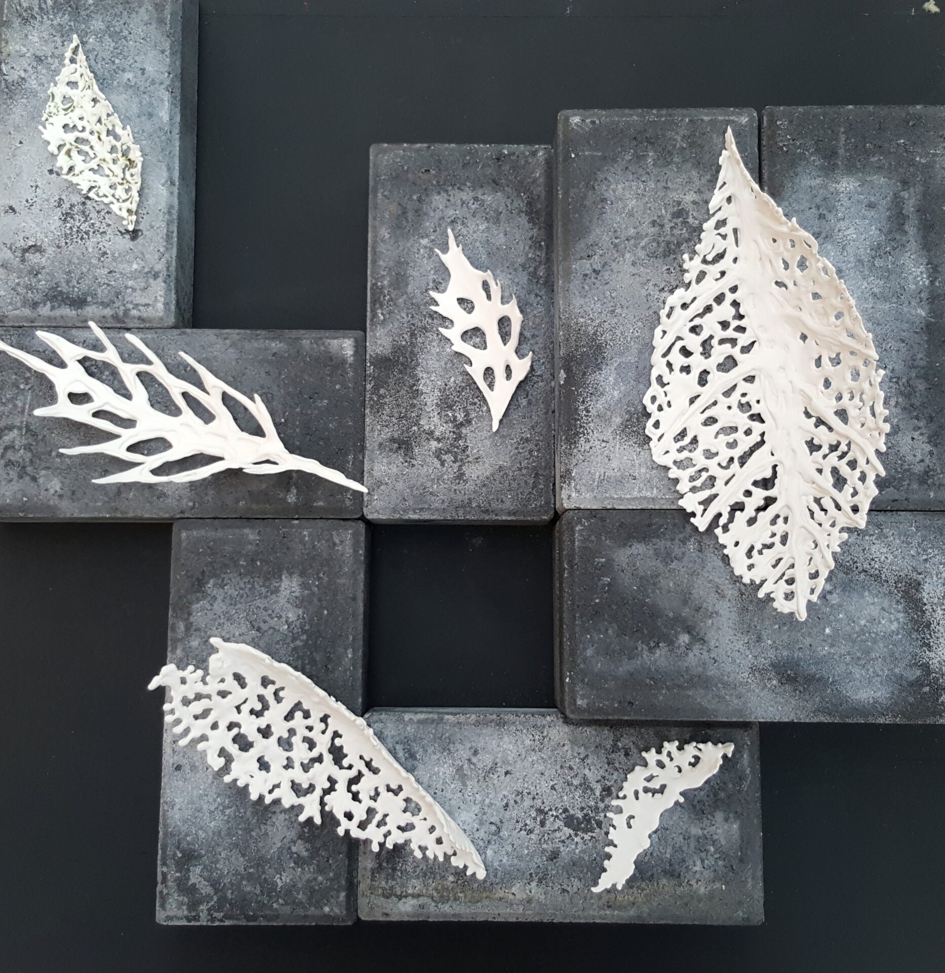 Saskia den Haan - 'Leafs' - gietporselein in gipsmal