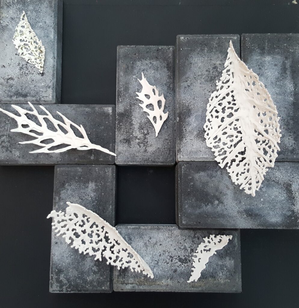 Saskia den Haan - 'Leafs' - gietporselein in gipsmal